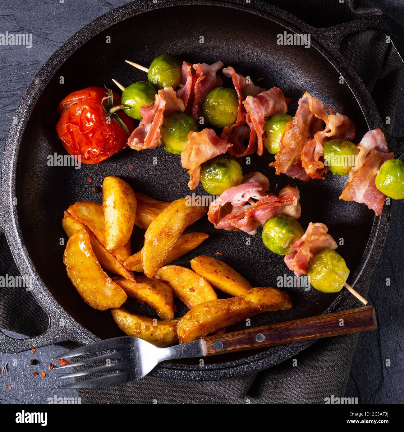 Choux de Bruxelles - Bacon - brochettes avec des widgets de pommes de terre Banque D'Images