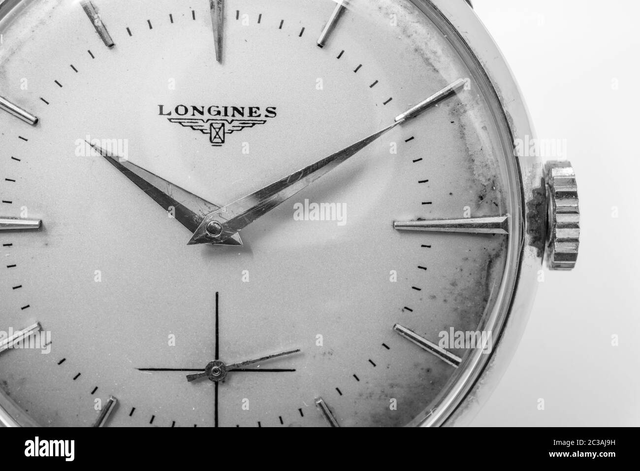 5 novembre 2019 - Rome, Italie - une ancienne montre mécanique Longines Gold avec enroulement manuel. Montre antique ruinée par le temps, avec des rayures et doux Banque D'Images