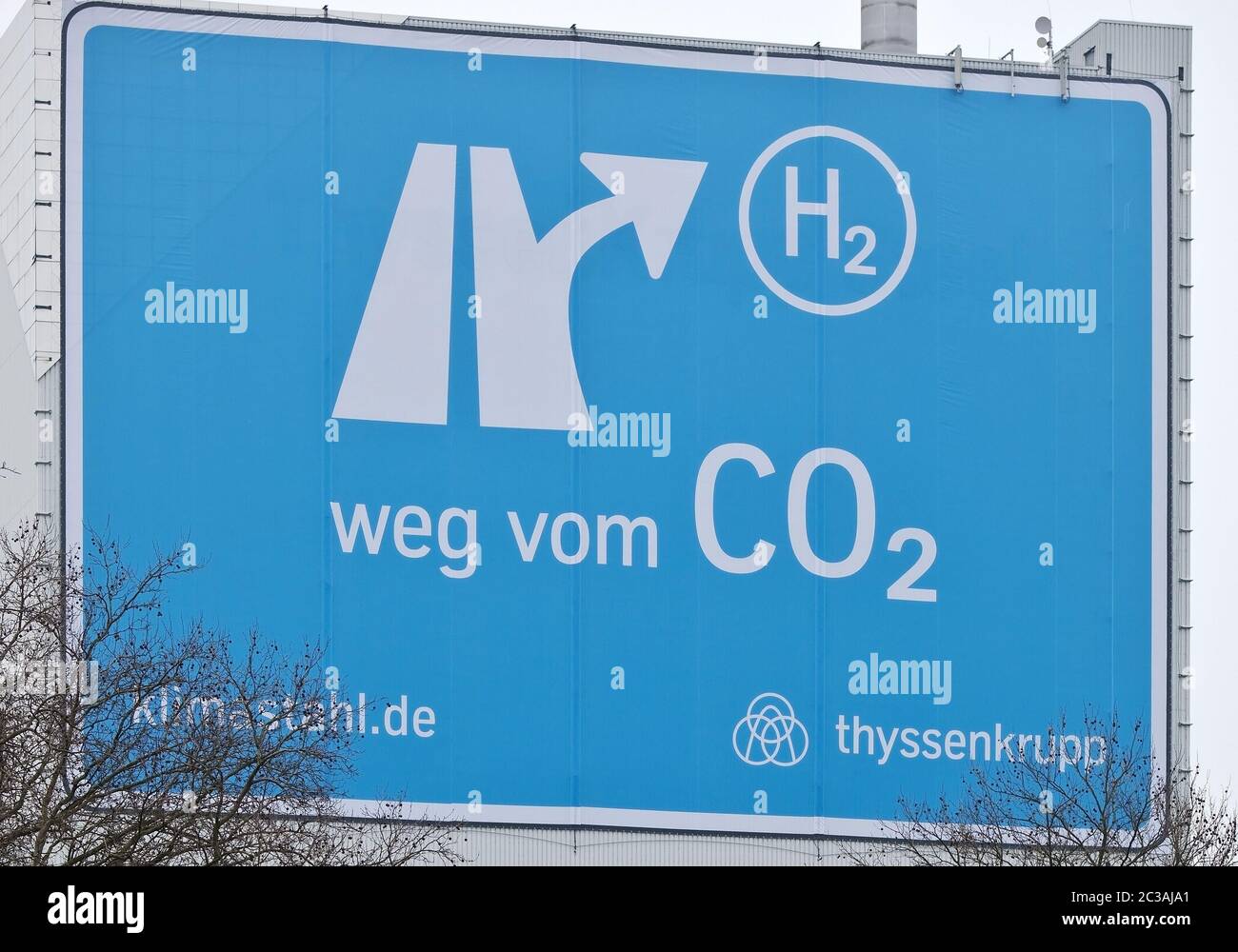 Grande affiche près de l'AUTOROUTE A 40, climat acier à l'usine ThyssenKrupp Steel Europe, Bochum Banque D'Images