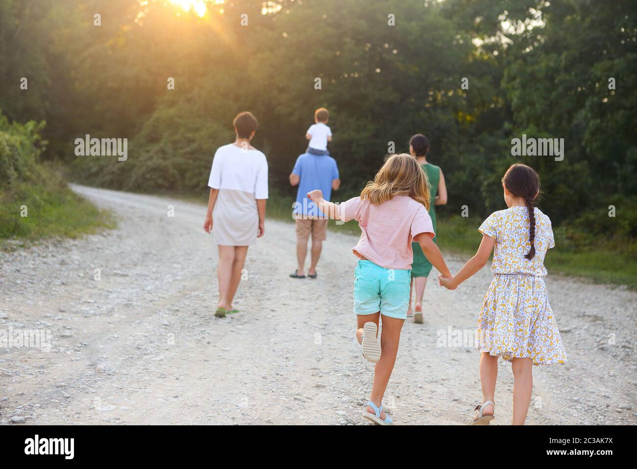 Grande famille heureuse. Parents avec enfants à la campagne Banque D'Images