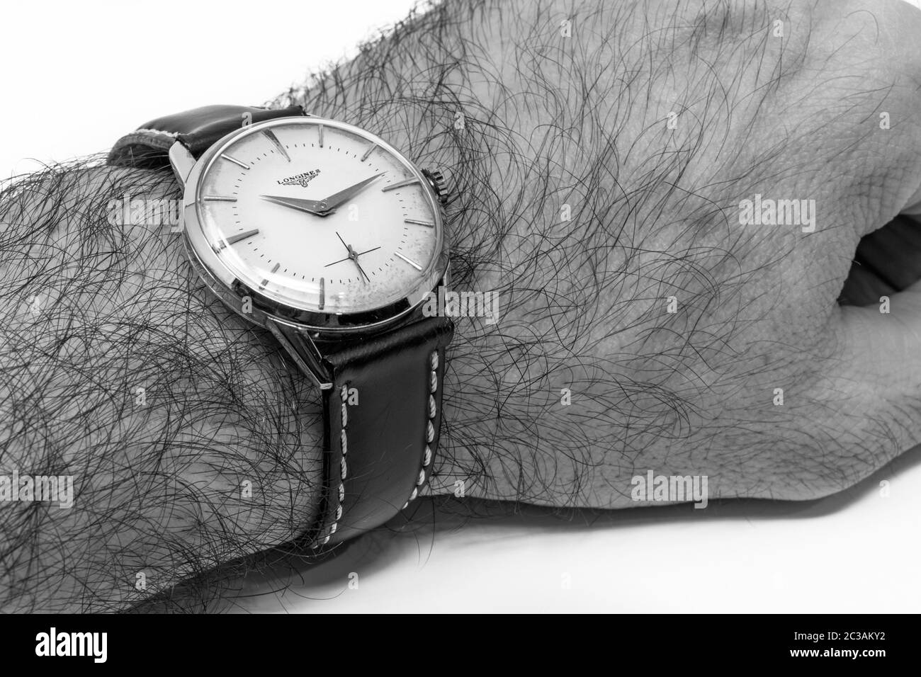 5 novembre 2019 - Rome, Italie - une ancienne montre mécanique Longines Gold avec enroulement manuel. Montre ancienne ruinée par le temps. Montre portée sur un homme Banque D'Images