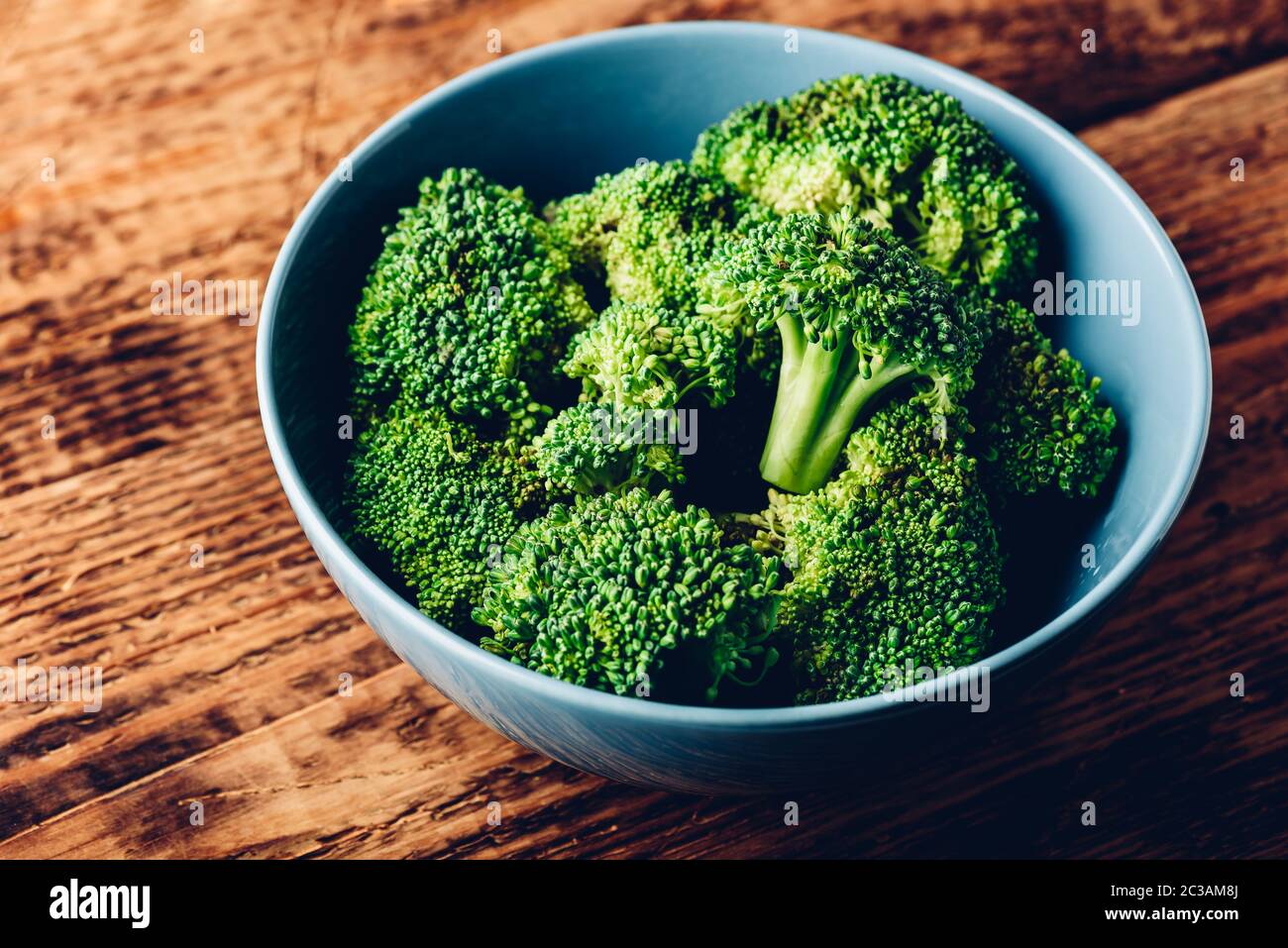 Le brocoli frais dans un bol prêt à être préparé pour une recette Banque D'Images