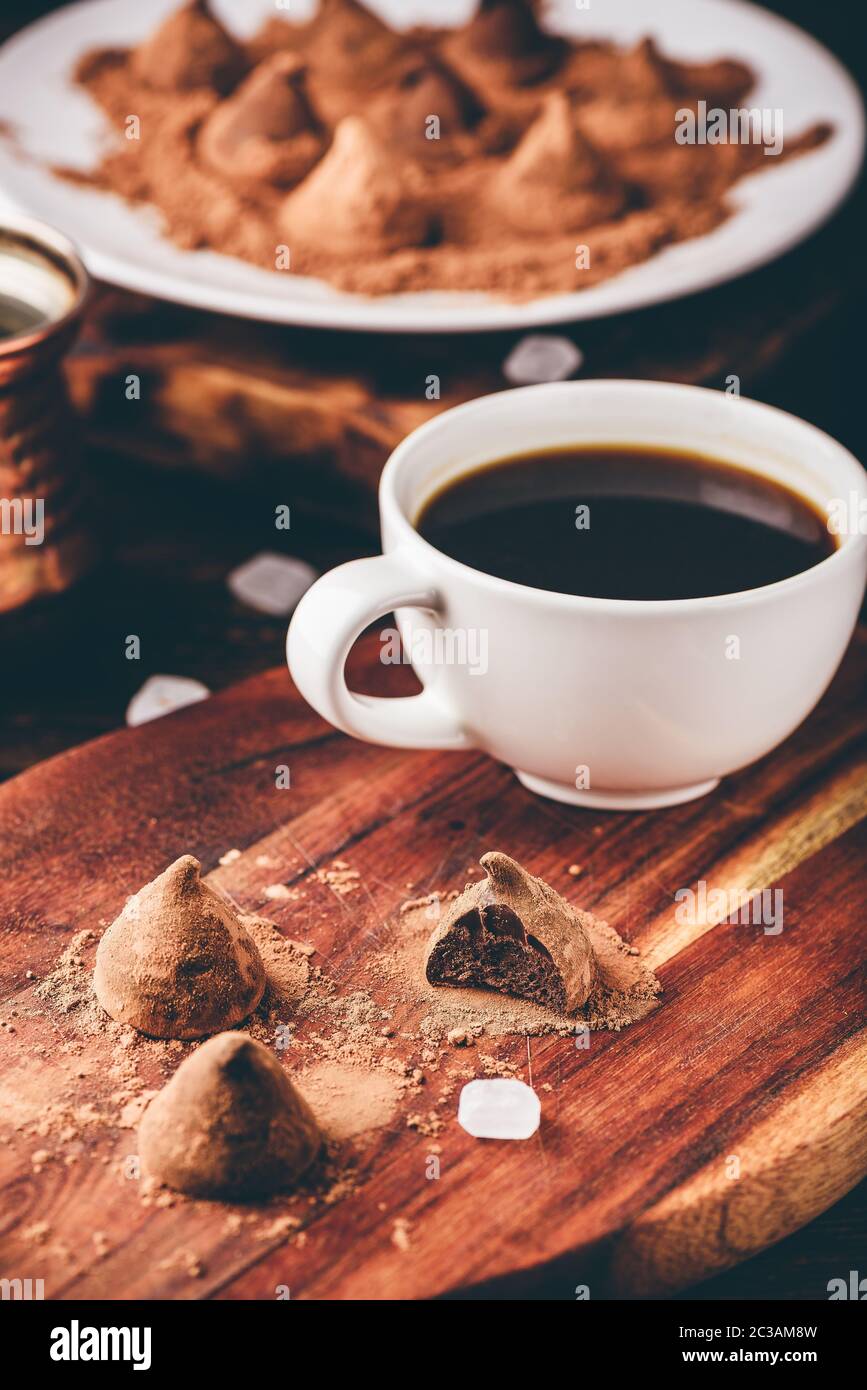 Truffes au chocolat maison enrobées de poudre de cacao avec du café noir Banque D'Images