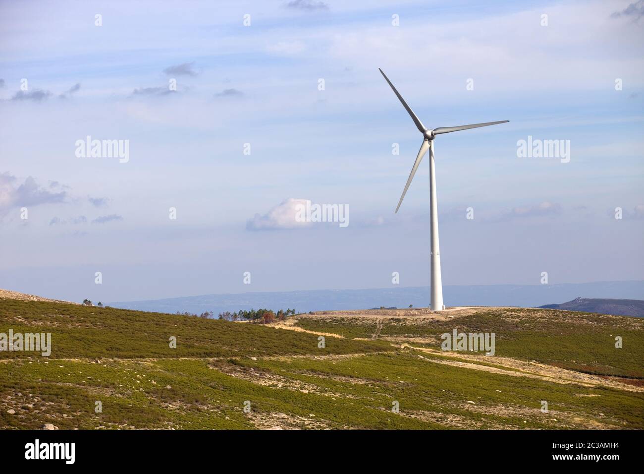 White éolienne au sommet de la montagne Banque D'Images