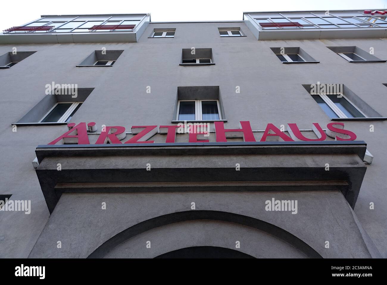 Berlin, Allemagne. 12 juin 2020. Le lettrage 'Ärztehaus' peut être lu sur la façade du centre médical Friedrichshain. Crédit : Alexandra Schuler/dpa/Alay Live News Banque D'Images