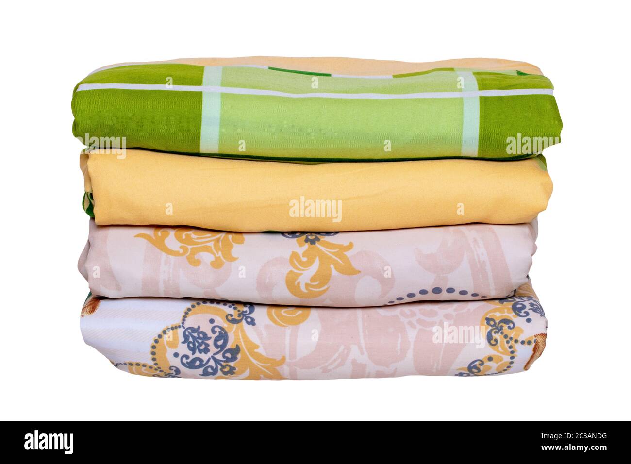 Linge de lit isolé. Gros plan d'une pile ou pile de draps pliés colorés ou de housses de couette isolées sur un fond blanc. Macro de lavée et irone Banque D'Images