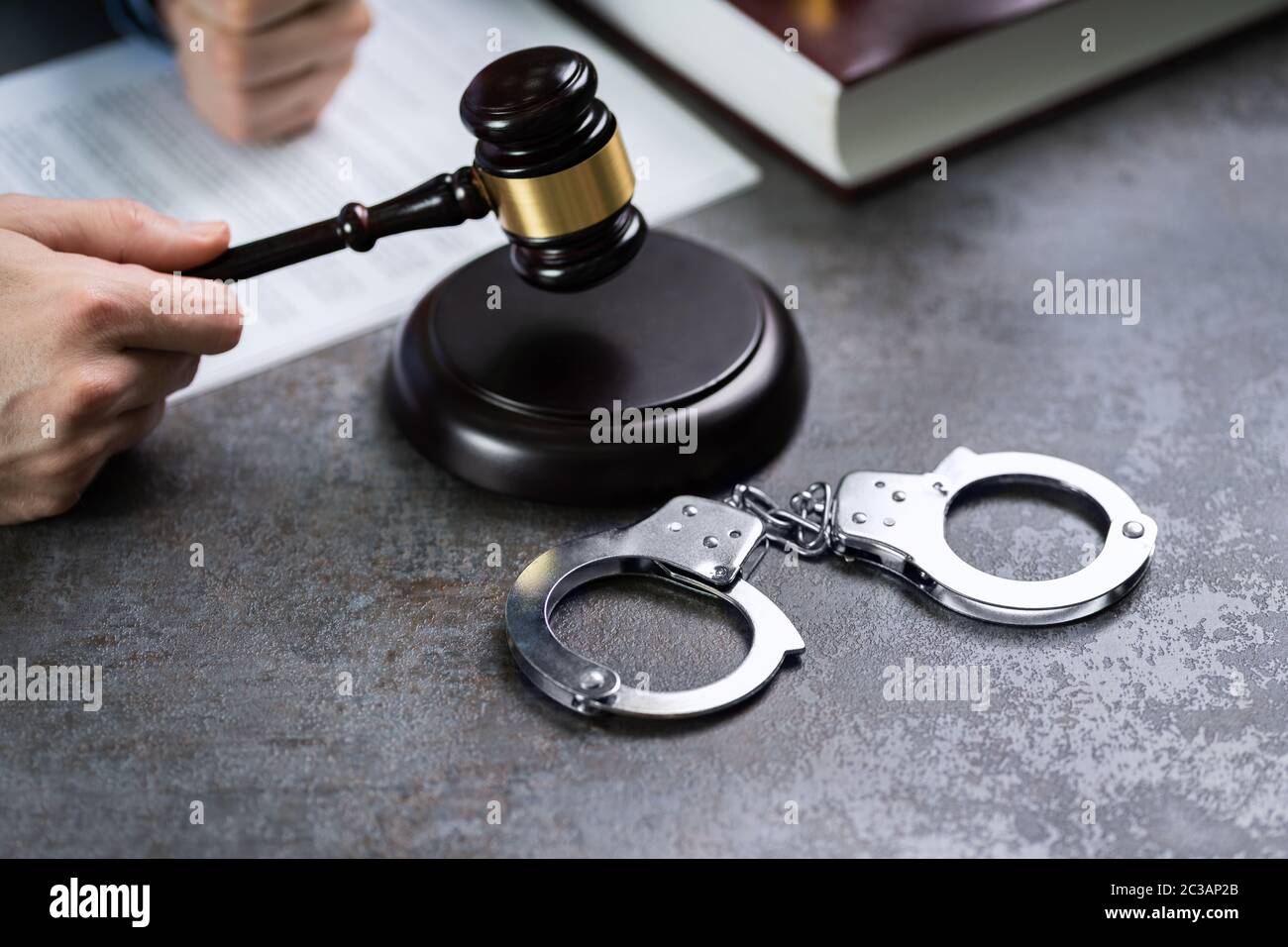 Close-up d'un juge Part Substitution Gavel avec des menottes sur 24, dans la salle d'audience Banque D'Images