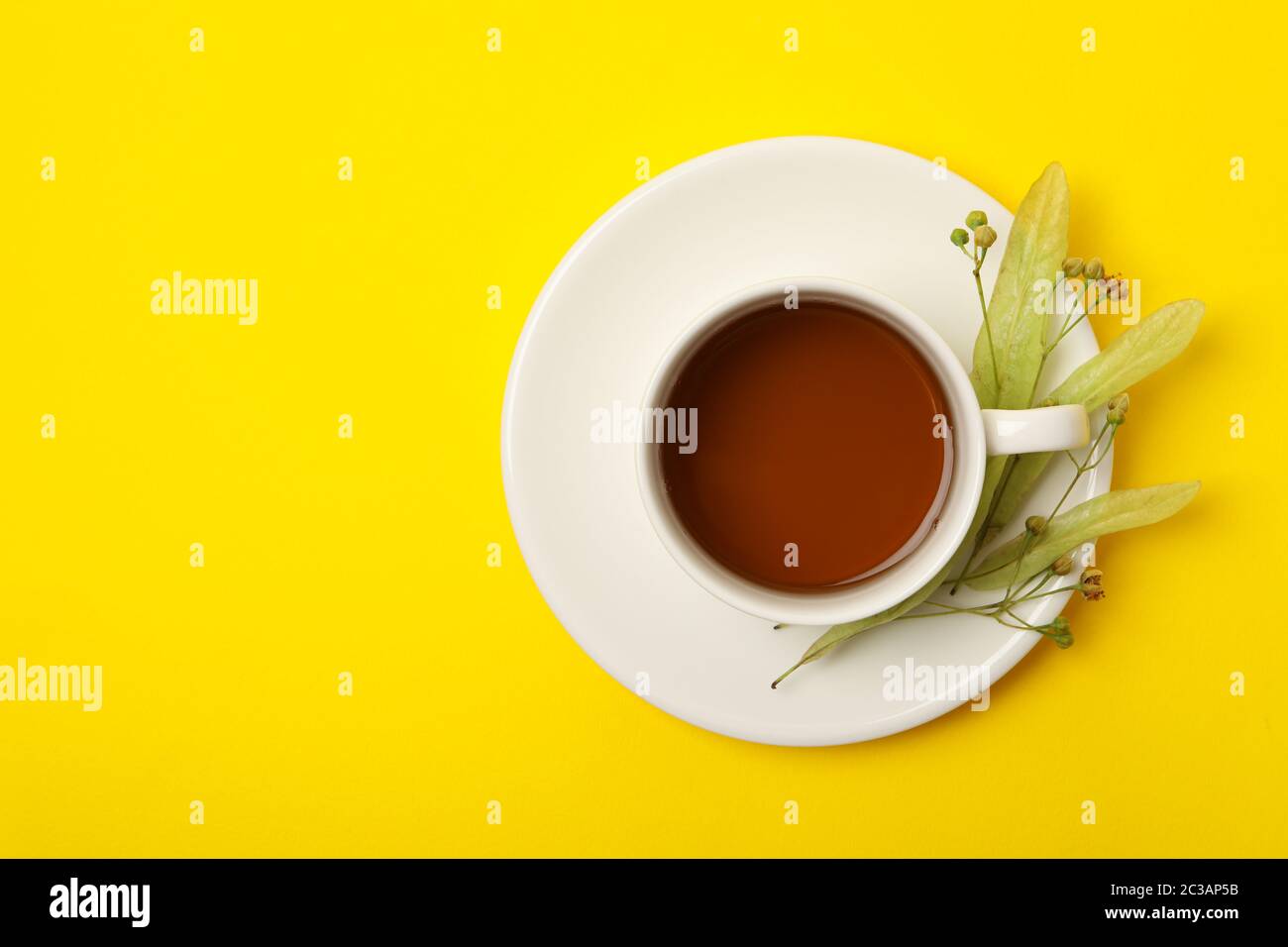 Tasse de thé de linden sur fond jaune, vue du dessus Banque D'Images