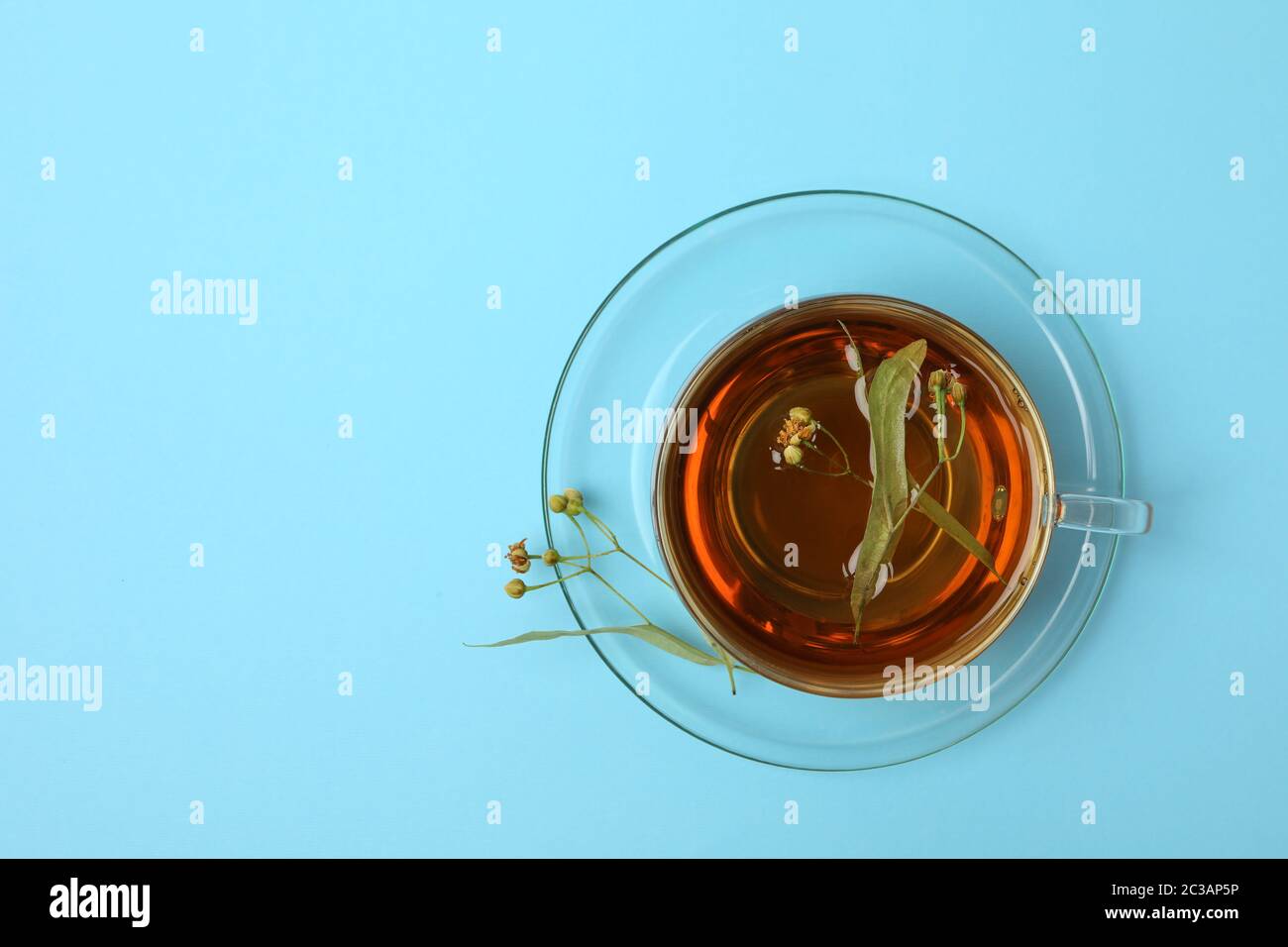 Tasse de thé de linden sur fond bleu, vue du dessus Banque D'Images