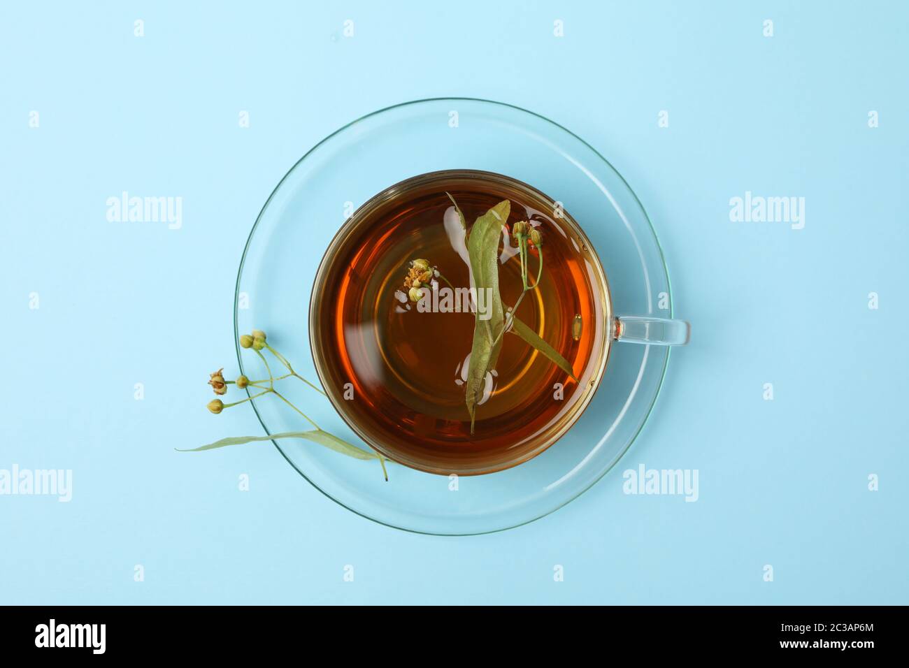 Tasse de thé de linden sur fond bleu, vue du dessus Banque D'Images