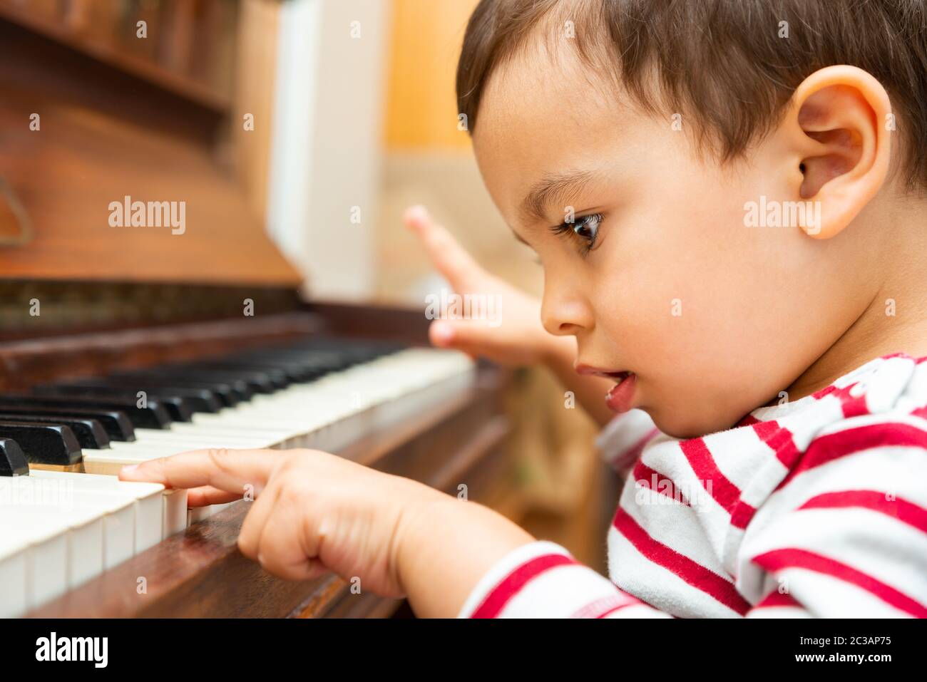 Petit garçon jouant du piano Photo Stock - Alamy