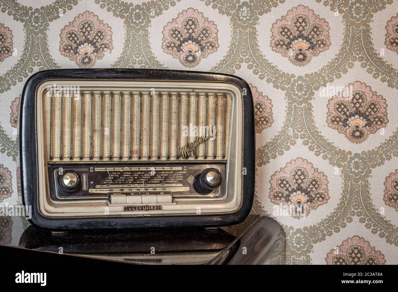 1 mars 2020 - Rome, Italie - Telefunken Mignonette, une ancienne radio à  transistor, avec boutons et boutons pour le réglage manuel. En arrière-plan  une wa vintage Photo Stock - Alamy
