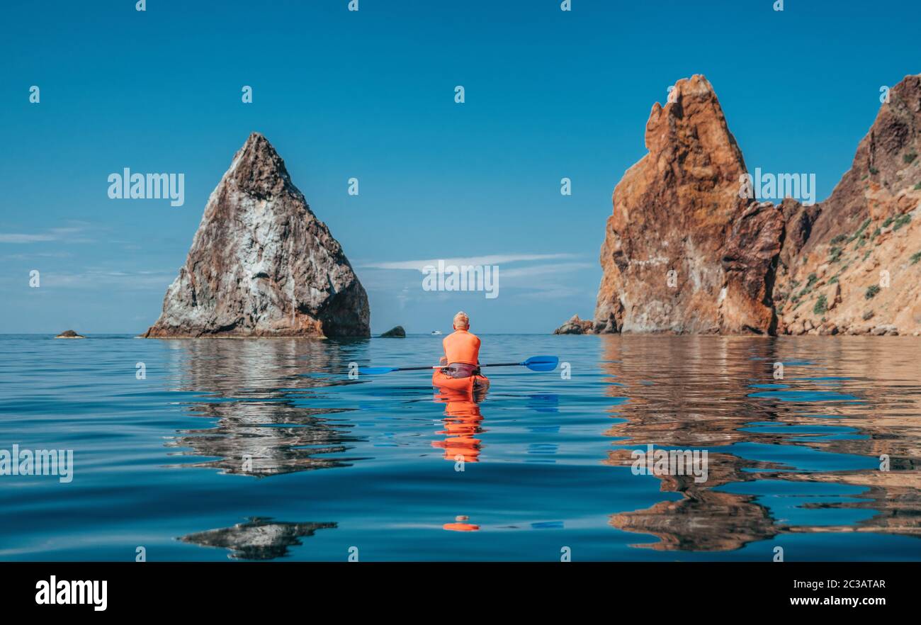 Kayak. L'athlète kayakiste aime l'aventure sur la mer calme avec l'eau bleue. Activités de loisirs sur l'eau bleue calme. Le concept d'un actif et de la santé Banque D'Images