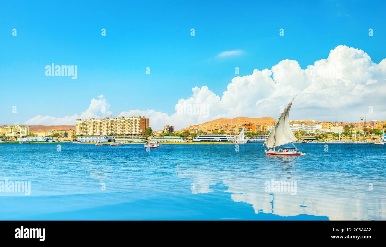 Reflet du ciel bleu du Nil, Assouan Banque D'Images