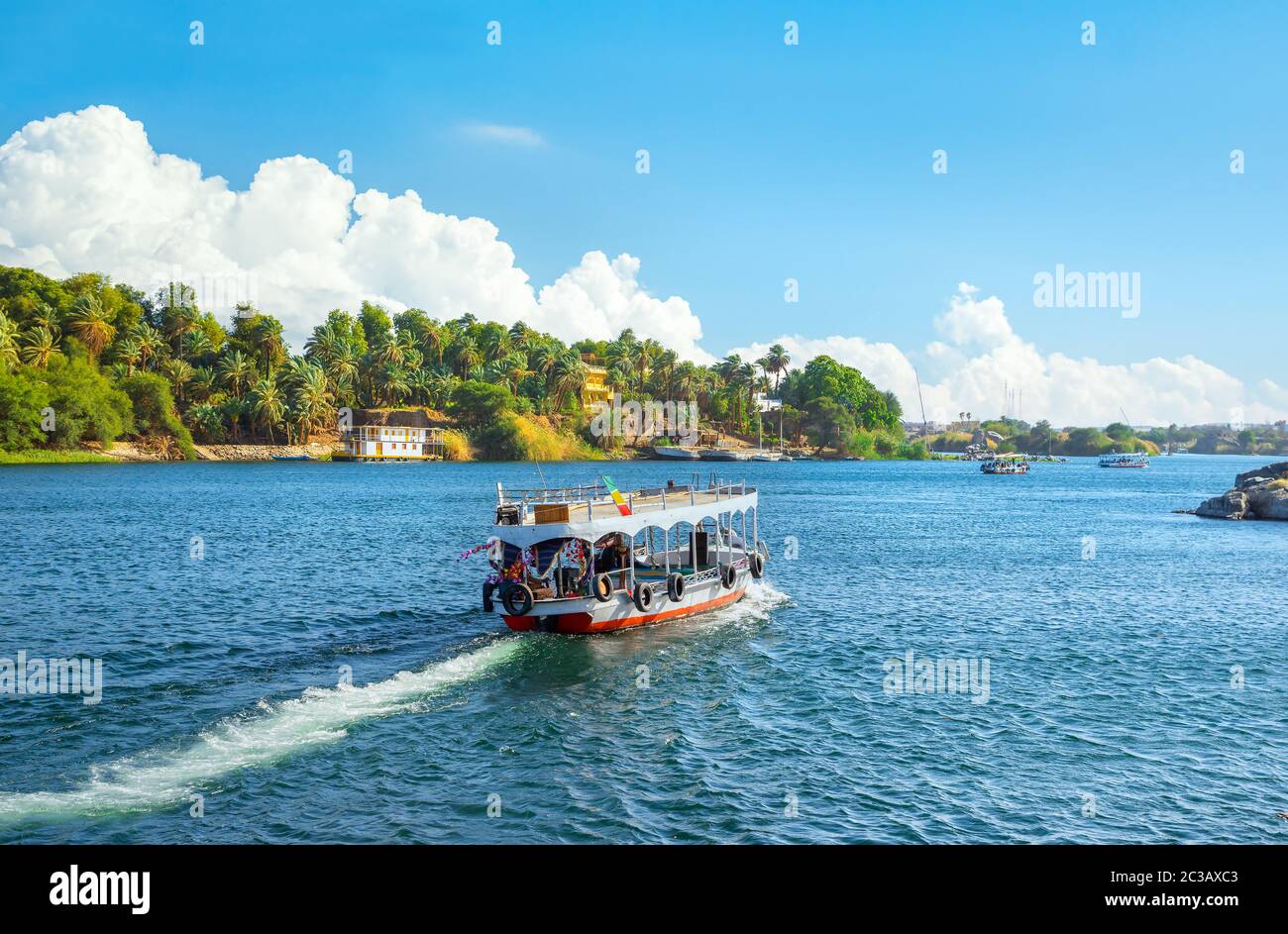 Bateau touristique sur le Nil à Assouan, Egypte Banque D'Images