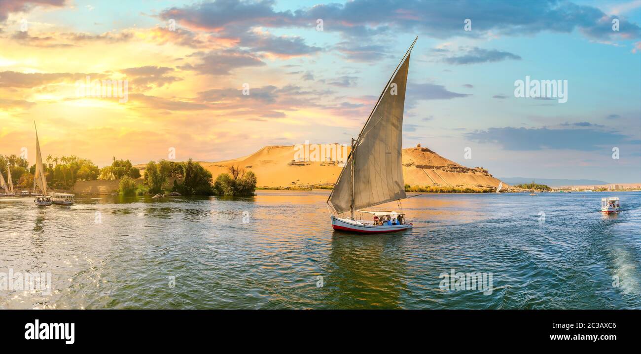 Voilier sur le Nil au coucher du soleil à Assouan, Egypte Banque D'Images