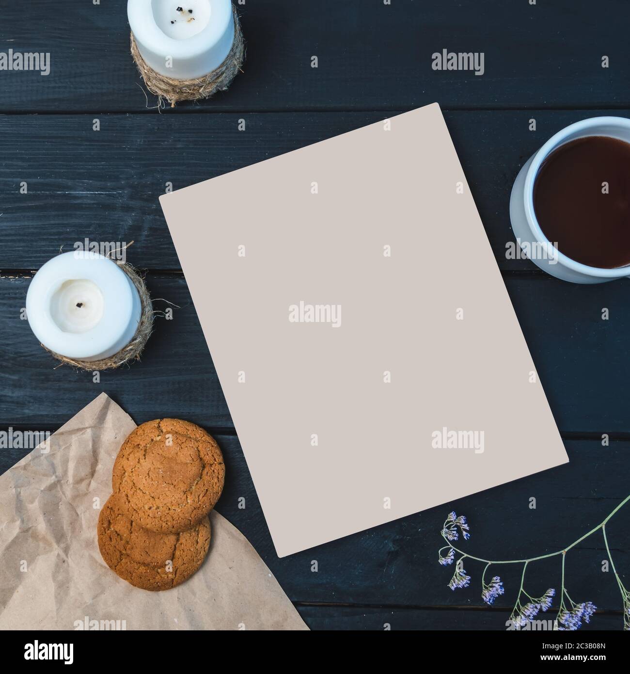 Maquette sur le thème du petit déjeuner avec café. Bloc-notes, tasse de café, biscuits sur une table en bois Banque D'Images