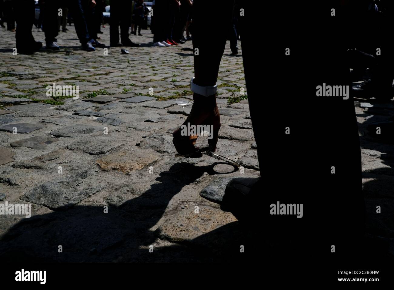 Bruxelles, Belgique. 19 juin 2020. Les menottes laissées sur le terrain par les policiers sont photographiées lors d'une manifestation de violence contre la police et d'un sentiment anti-policier perçu dans les médias. Crédit: ALEXANDROS MICHAILIDIS/Alay Live News Banque D'Images