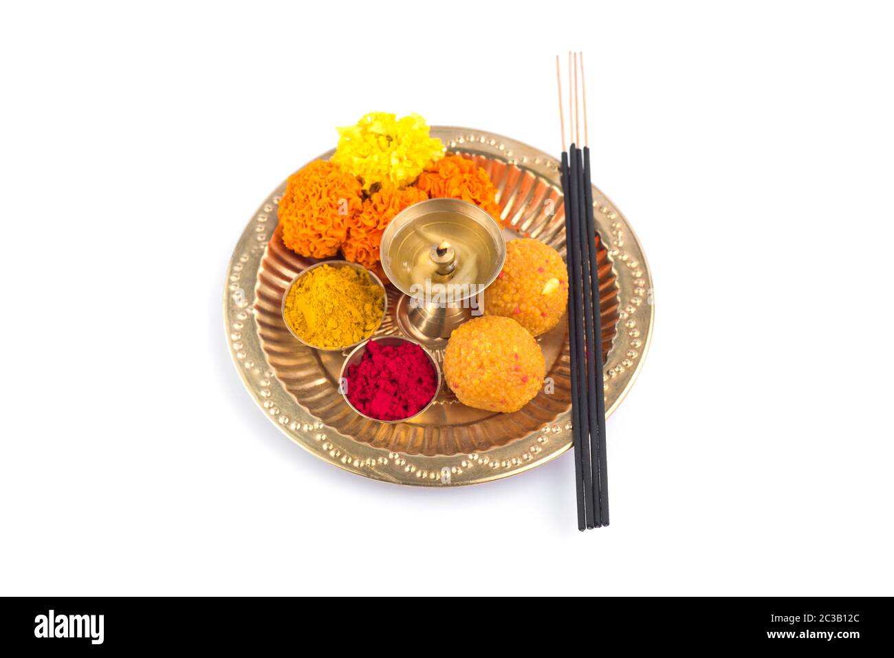 Pooja Thali magnifiquement décoré pour la célébration du festival à l'adoration, haldi ou poudre de curcuma et kumkum, fleurs, bâtonnets parfumés en plaque en laiton, hi Banque D'Images