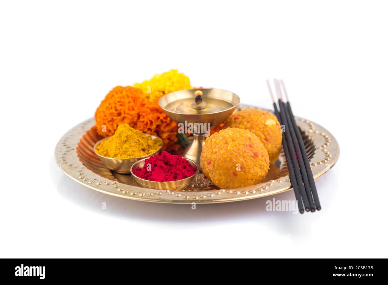 Pooja Thali magnifiquement décoré pour la célébration du festival à l'adoration, haldi ou poudre de curcuma et kumkum, fleurs, bâtonnets parfumés en plaque en laiton, hi Banque D'Images