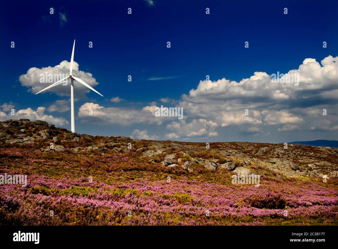 White éolienne au sommet de la montagne Banque D'Images