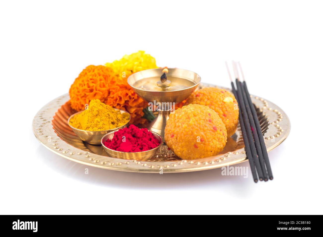 Pooja Thali magnifiquement décoré pour la célébration du festival à l'adoration, haldi ou poudre de curcuma et kumkum, fleurs, bâtonnets parfumés en plaque en laiton, hi Banque D'Images