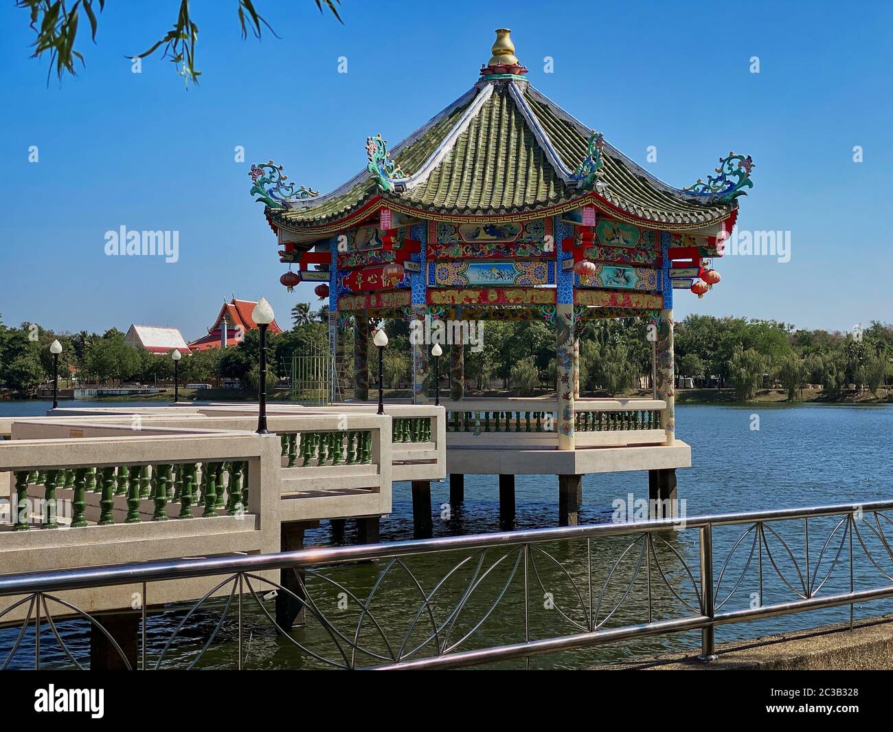 Pavillon chinois sur le lac, temple sur le lac Nong Bua à Udon Thani Banque D'Images