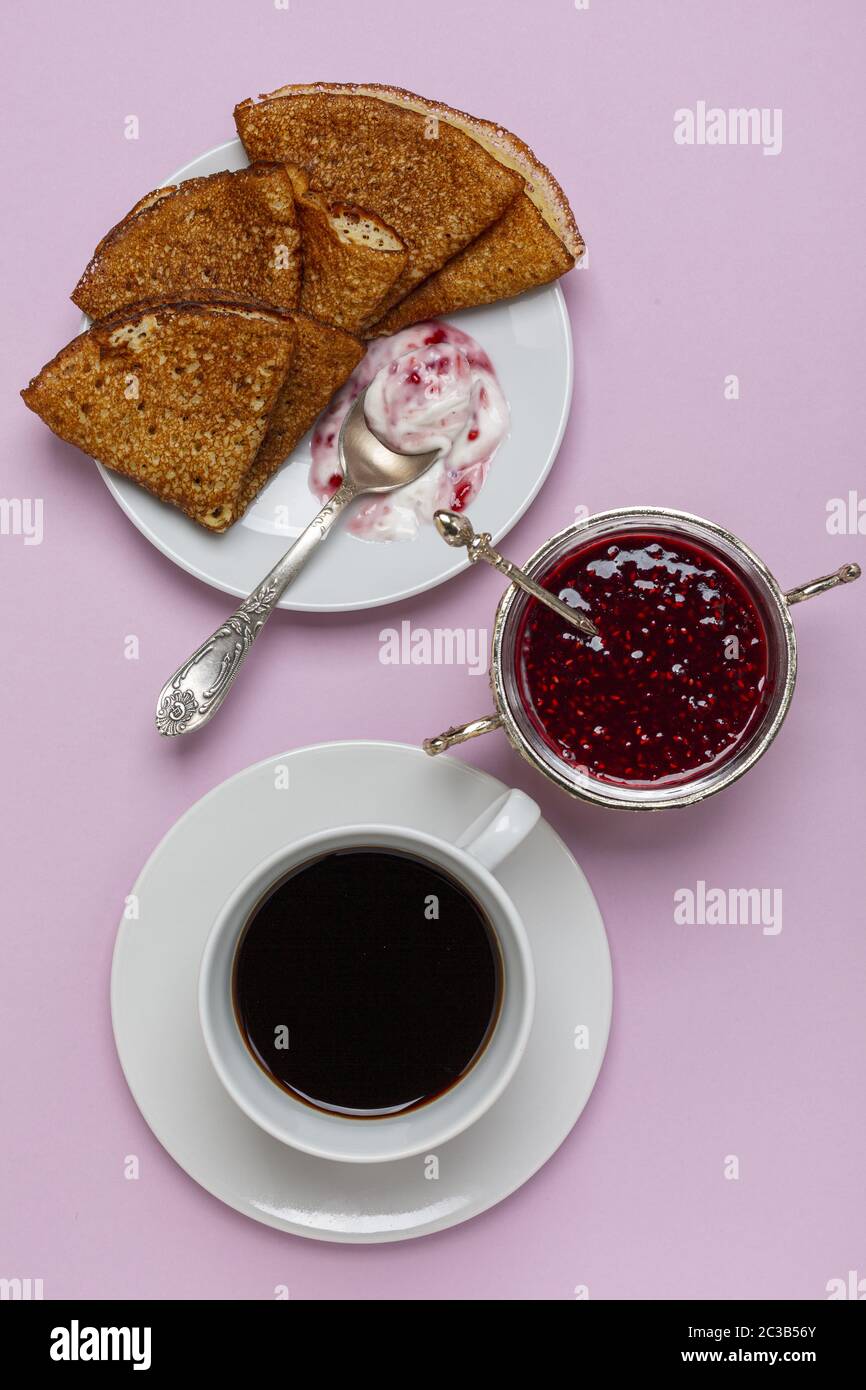 Crêpes et café pour le petit déjeuner. Banque D'Images