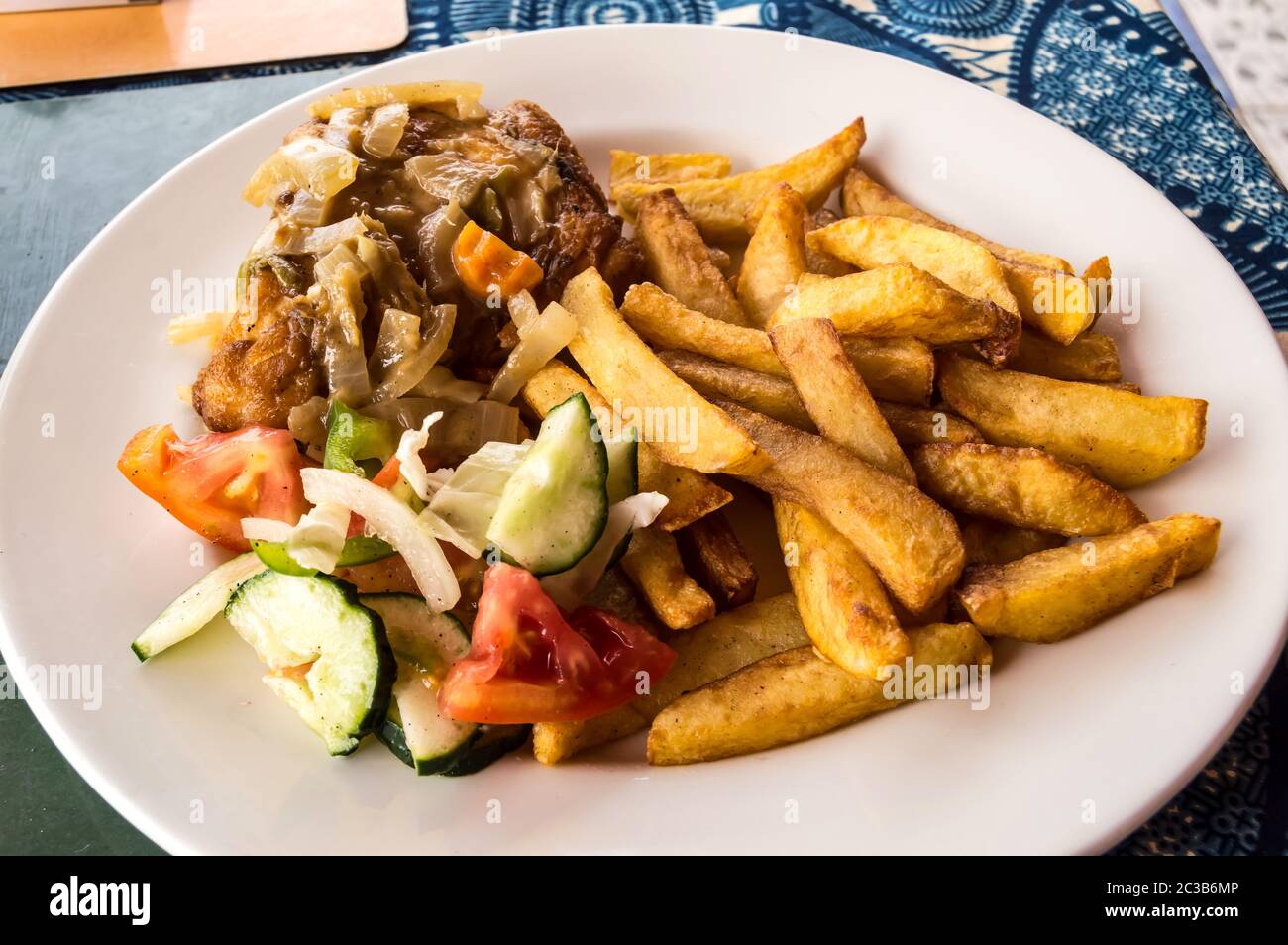 Cuisse de poulet cuite avec frites et légumes Banque D'Images
