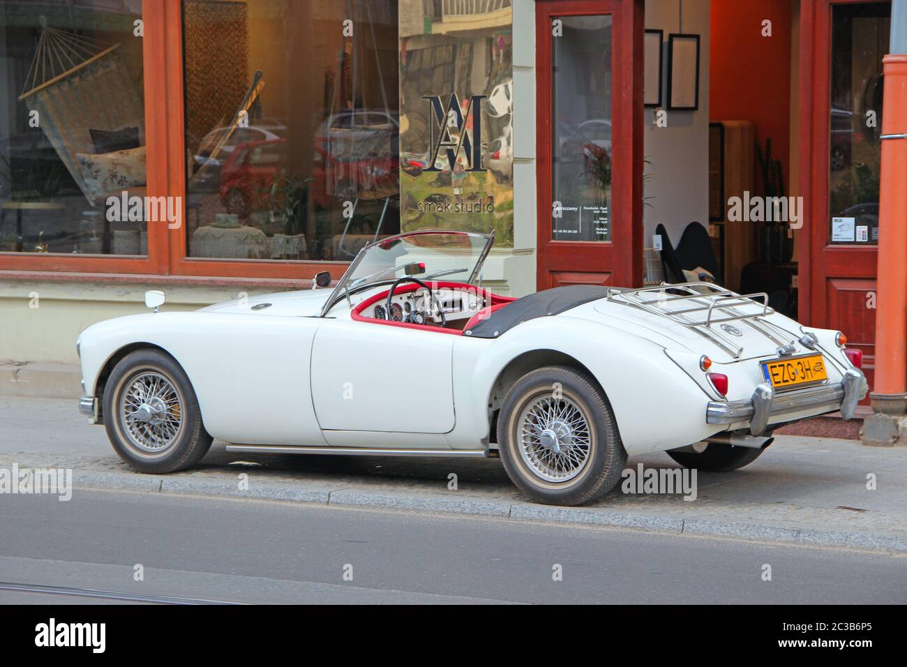 Blanc auto MG cabriolet sur le bord de la route de la ville à Lodz Banque D'Images