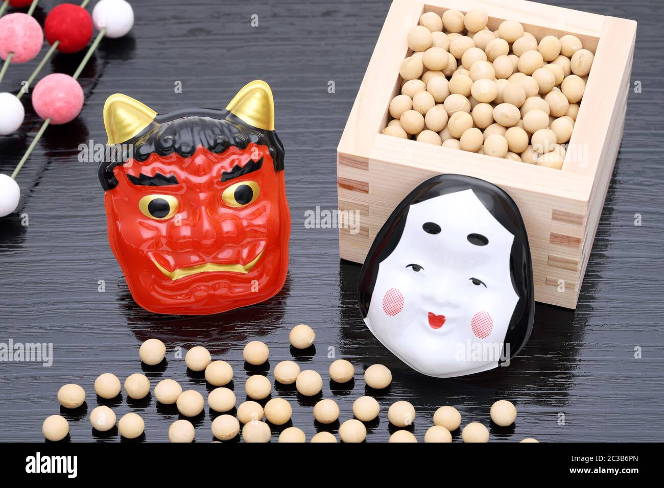 L'événement traditionnel japonais Setsubun, le soja et les masques de démon oni et d'otafuku sont utilisés pour un événement annuel Banque D'Images