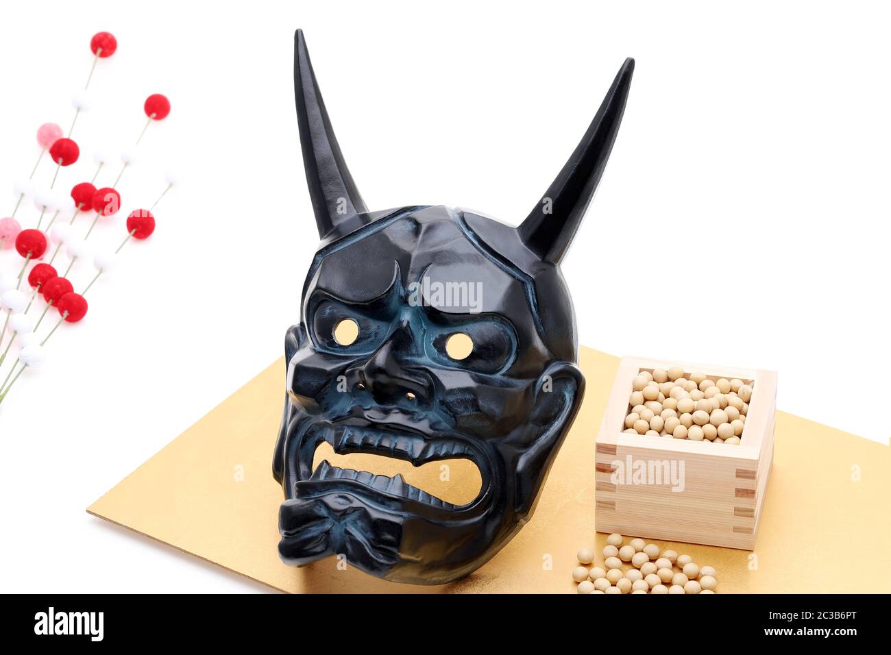 Événement Setsubun traditionnel japonais, Soybeans et masques de démon oni Banque D'Images