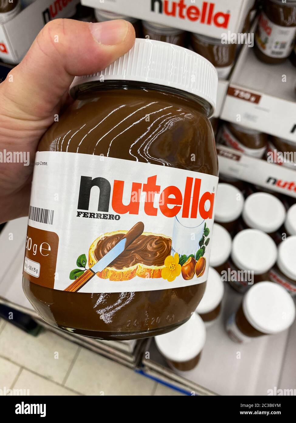 Tönisvorst, Allemagne - juin 18. 2020: Vue sur le pot isolé en verre Nutella  tenir à la main devant la tablette Photo Stock - Alamy