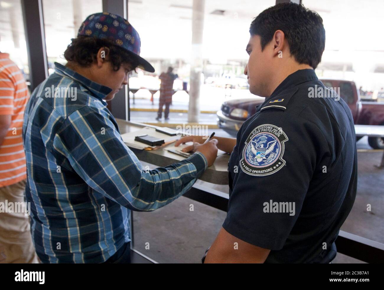 Laredo, Texas, États-Unis, 2012 : à un point de contrôle des douanes et de la protection des frontières des États-Unis, un citoyen mexicain remplit les formalités administratives avant d'être autorisé à voyager aux États-Unis. ©MKC / Daemmrich photos Banque D'Images