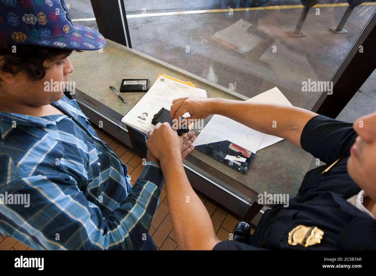 Laredo, Texas, États-Unis, 2012 : à un point de contrôle des douanes et de la protection des frontières des États-Unis, un citoyen mexicain remplit les formalités administratives avant d'être autorisé à voyager aux États-Unis. ©MKC / Daemmrich photos Banque D'Images