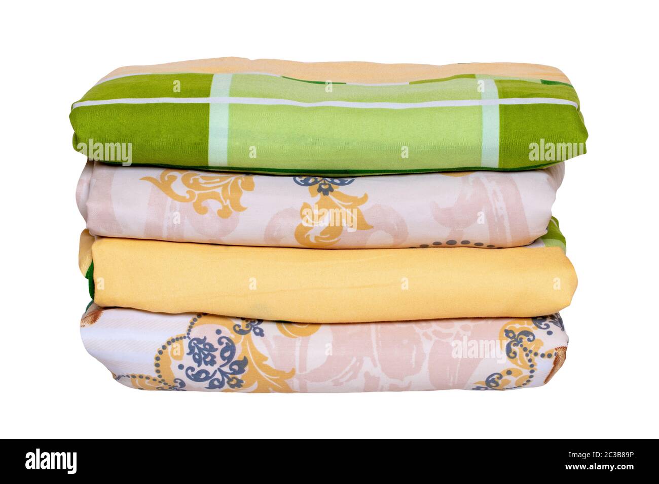 Linge de lit isolé. Gros plan d'une pile ou pile de draps pliés colorés ou de housses de couette isolées sur un fond blanc. Macro de lavée et irone Banque D'Images