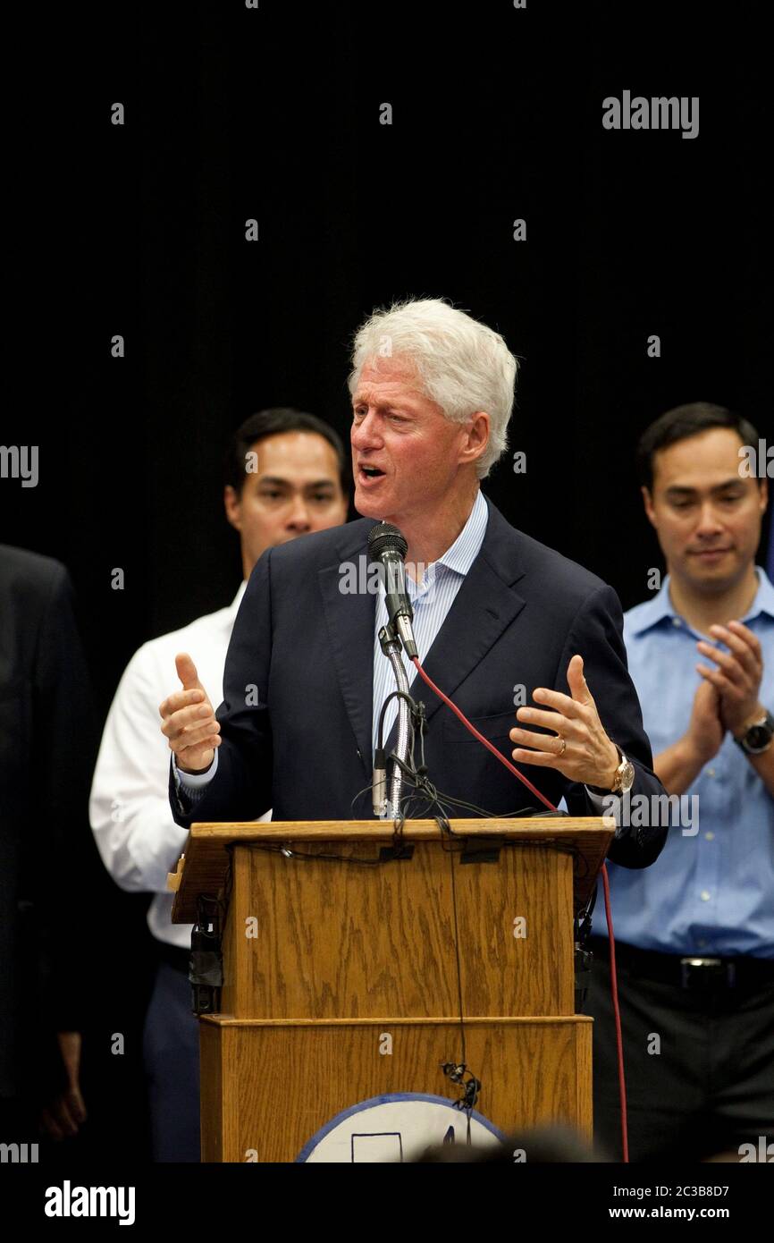 San Antonio, Texas États-Unis, 25 octobre 2012: L'ancien président Bill Clinton s'exprime lors d'un rassemblement démocrate où il a encouragé les participants à éviter la foule dans les bureaux de vote le jour de l'élection en faisant voter leur bulletin pendant la période de vote précoce du Texas. Sur scène avec Clinton se trouvent le maire de San Antonio Julian Castro (en chemise bleue) et son frère jumeau identique, le représentant de l'État du Texas Joaquin Castro. ©MKC / Daemmrich photos Banque D'Images