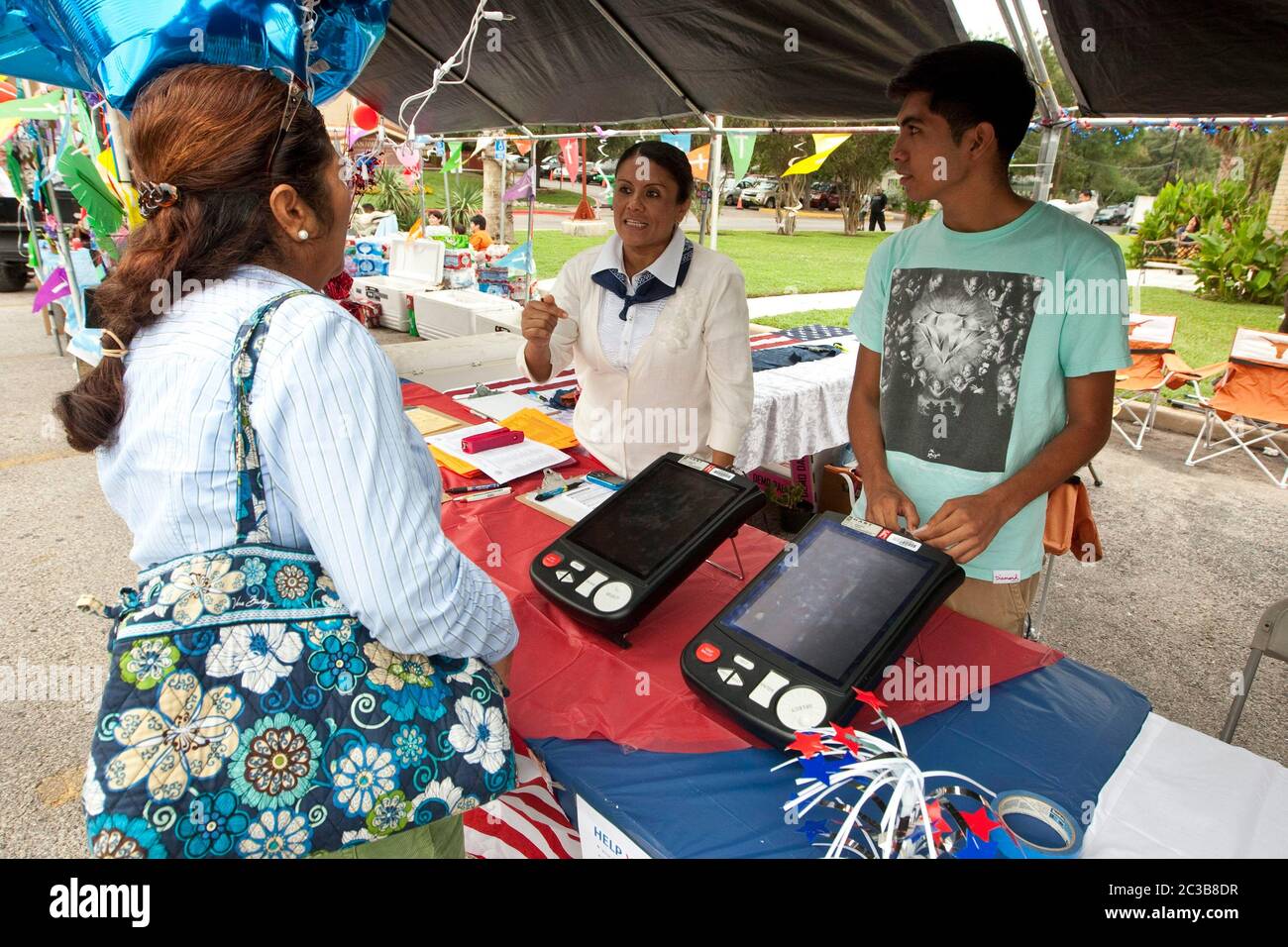 Austin Texas Etats-Unis, 6 octobre 2012.: Volontaires homme Inscription des électeurs stand au festival de l'Église catholique. Le stand comprend des démonstrations des machines de vote électronique utilisées au Texas ©MKC / Daemmrich photos Banque D'Images