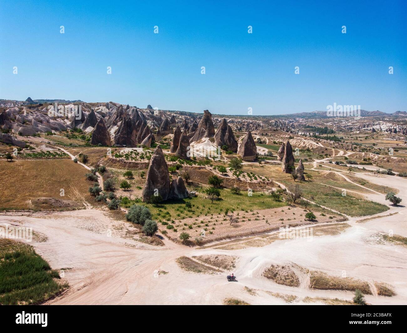 Vue aérienne du parc national de Goreme, Tarihi Milli Parki, Turquie. Les formations rocheuses typiques de Cappadoce. Touristes sur les quads Banque D'Images Vue aérienne du parc national de Goreme, Tarihi Milli Parki, Turquie. Les formations rocheuses typiques de Cappadoce. Touristes sur les quads Banque D'Images