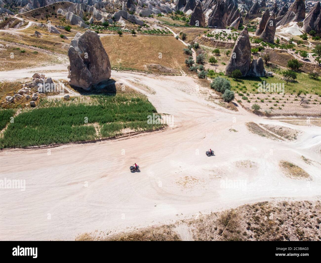 Vue aérienne du parc national de Goreme, Tarihi Milli Parki, Turquie. Les formations rocheuses typiques de Cappadoce. Touristes sur les quads Banque D'Images Vue aérienne du parc national de Goreme, Tarihi Milli Parki, Turquie. Les formations rocheuses typiques de Cappadoce. Touristes sur les quads Banque D'Images