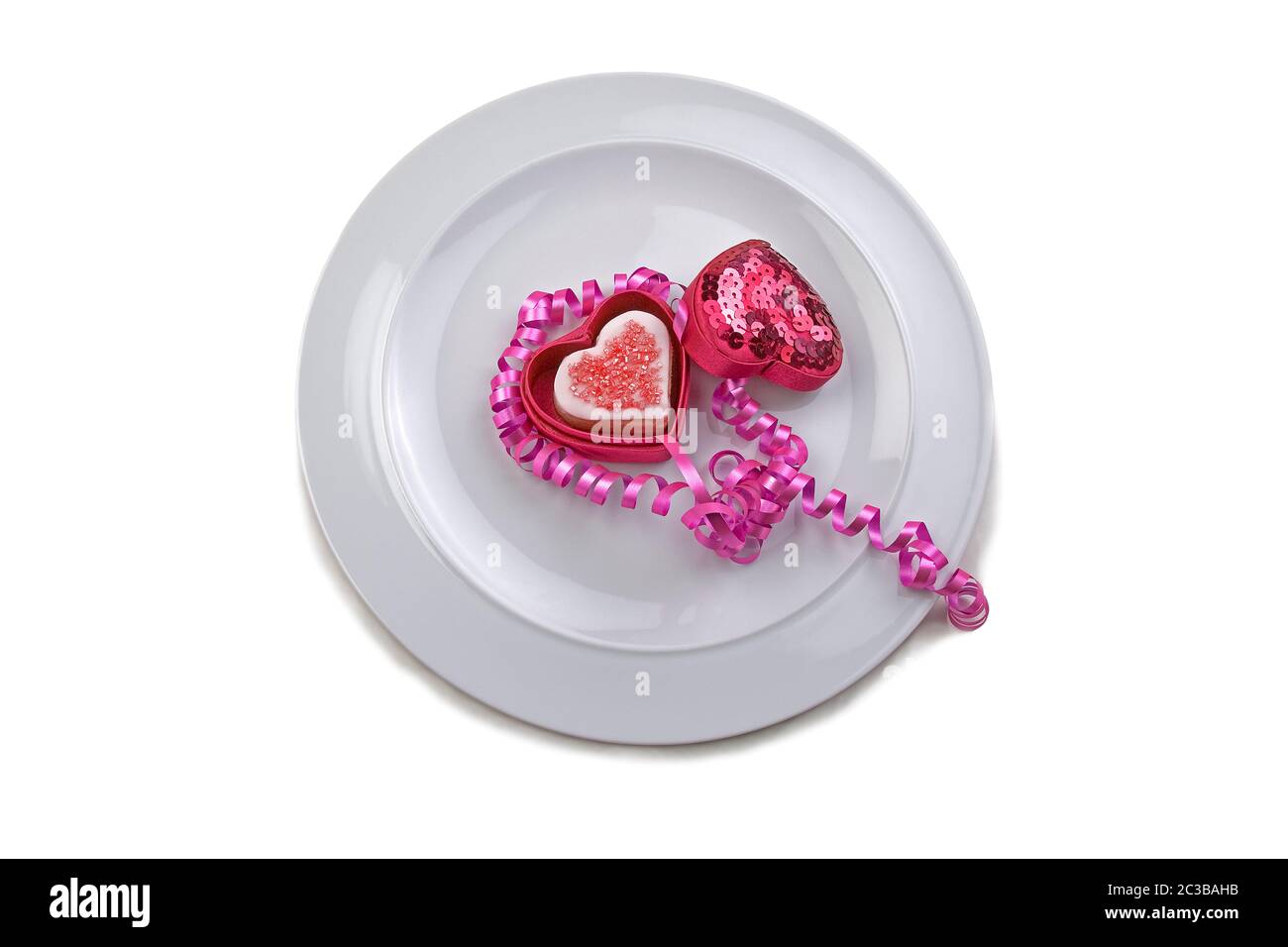 Mini Gateau De Saint Valentin Dans Une Boite En Forme De Coeur Rouge Avec Ruban Rose Sur La Decoupe Blanche De La Plaque Photo Stock Alamy Mini Gateau De Saint Valentin Dans Une Boite En Forme De Coeur Rouge Avec Ruban Rose Sur La Decoupe Blanche De La Plaque Photo Stock Alamy