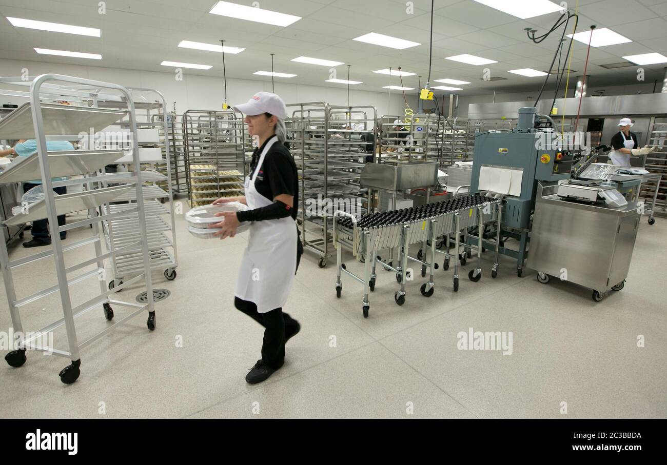 Cedar Park Texas USA, 22 novembre 2013: Les employés travaillent dans la boulangerie interne du club d'entrepôt Costco récemment ouvert dans une banlieue d'Austin en pleine croissance. ©Marjorie Kamys Cotera/Daemmrich Photographie Banque D'Images