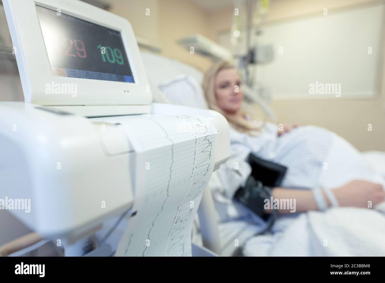 Hospitalisation femme enceinte Banque de photographies et d'images à haute  résolution - Alamy