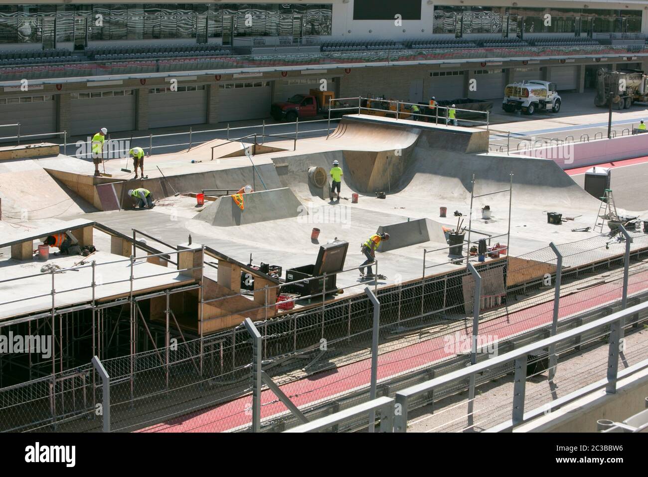 Austin Texas États-Unis, 29 mai 2014: Semaine avant les X Jeux annuels - un événement sportif fait pour la télévision --commencent, les travailleurs pressent de terminer la construction sur le cours de skateboard au circuit des Amériques de sports automobiles. ©Marjorie Kamys Cotera/Daemmrich Photographie Banque D'Images