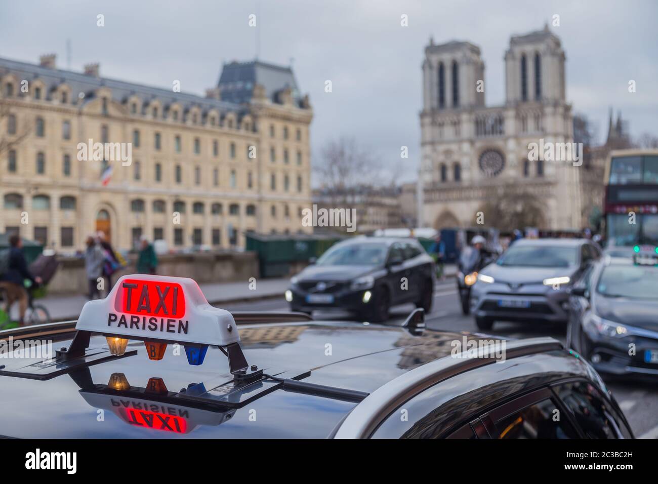 Taxi Paris chanter sur le toit d'une voiture de transport dans la capitale française. Banque D'Images