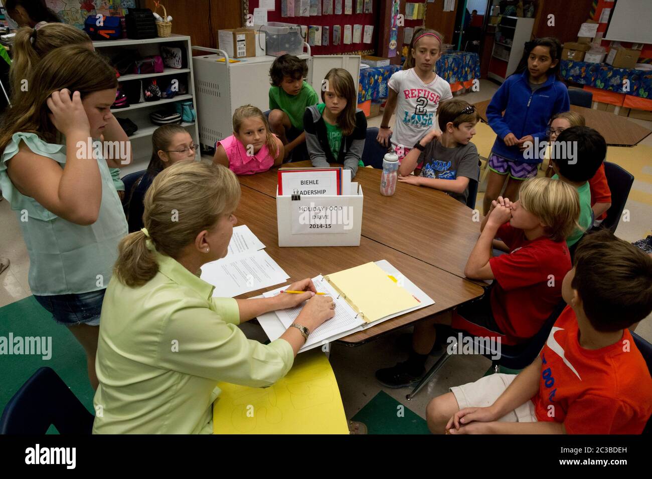 Austin Texas Etats-Unis, 24 octobre 2014: Les membres de cinquième année du club de leadership de leur école élémentaire préparent des affiches et des panneaux pour une alimentation pour aider les familles dans le besoin ©Marjorie Kamys Cotera/Daemmrich Photographie Banque D'Images