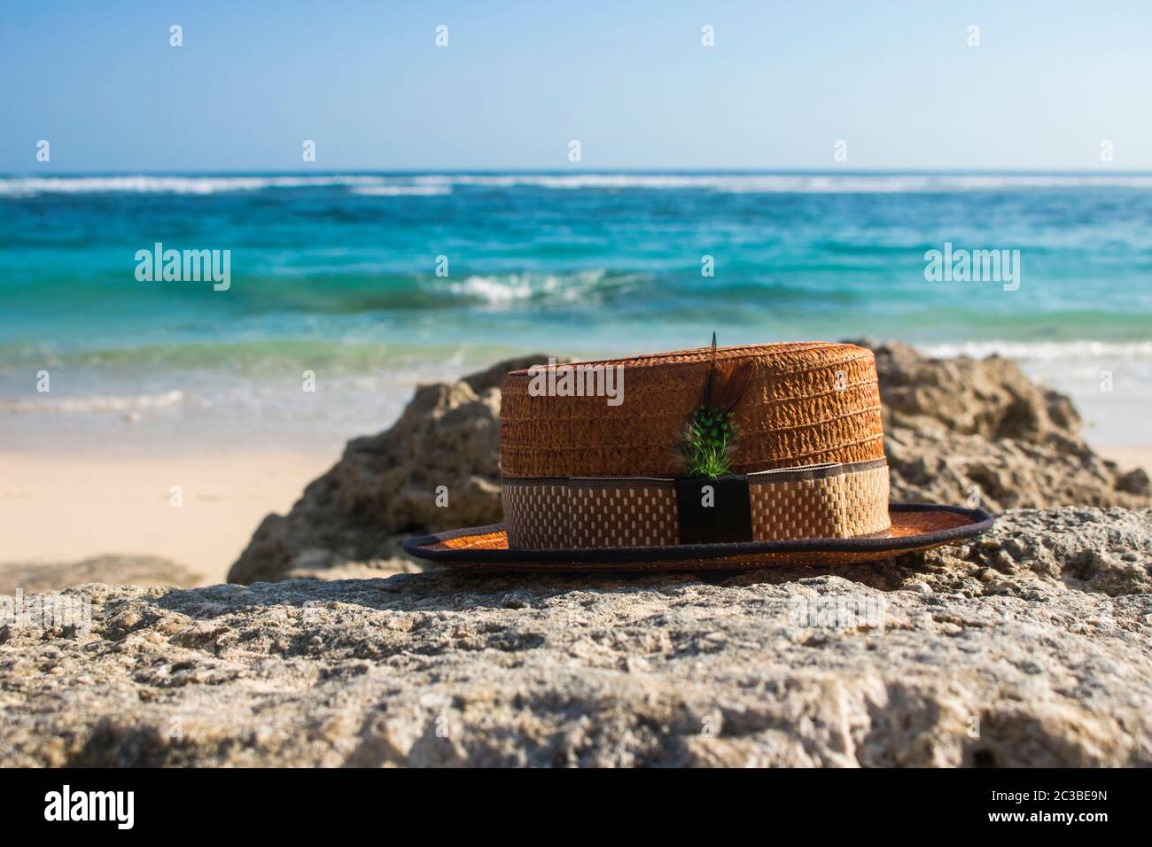 Chapeau canotier avec vue sur la plage photo Banque D'Images