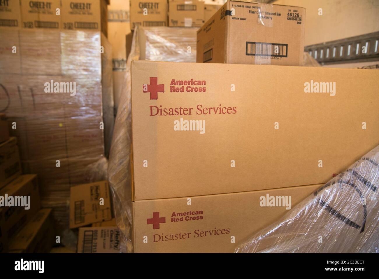 Fournitures de secours de la Croix-Rouge américaine - Wimberley, Texas, États-Unis, 6 juin 2015 : des fournitures de secours en boîtes de carton sont en attente de distribution après que les habitants de Wimberley et des environs ont subi des inondations dévastatrices pendant le week-end du jour du souvenir. ©Marjorie Kamys Cotera/Daemmrich Photographie Banque D'Images