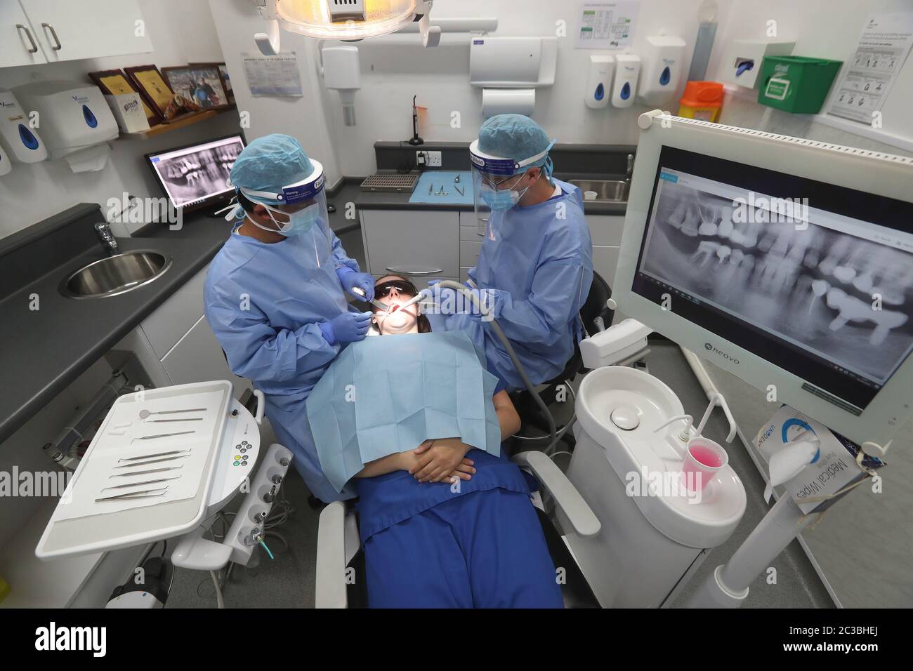 Le chirurgien dentaire et spécialiste, Girish Bharadwaj(L), en compagnie de l'infirmière Mark Scott, démontre la pratique professionnelle de la chirurgie dentaire et orale d'Achilview à Armadale, après l'annonce que l'Écosse passera à la deuxième phase de son plan en quatre étapes pour se détendre. Banque D'Images