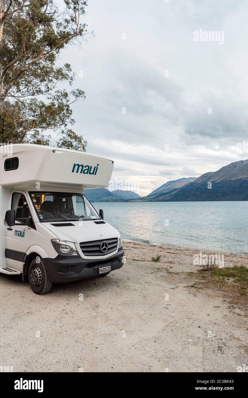 Une location de Maui motorhome garée sur le camping-car de la plage au lac Wakatipu Glenorchy en Nouvelle-Zélande Banque D'Images